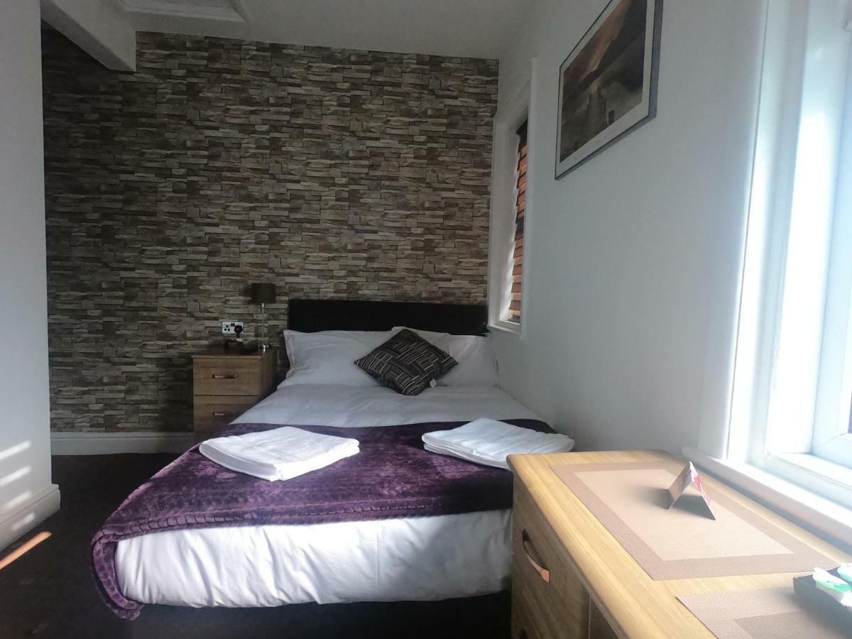 Hotel 33 *